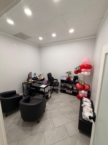 More Photos Of 566 W Lancaster Blvd, Lancaster Office For Sale