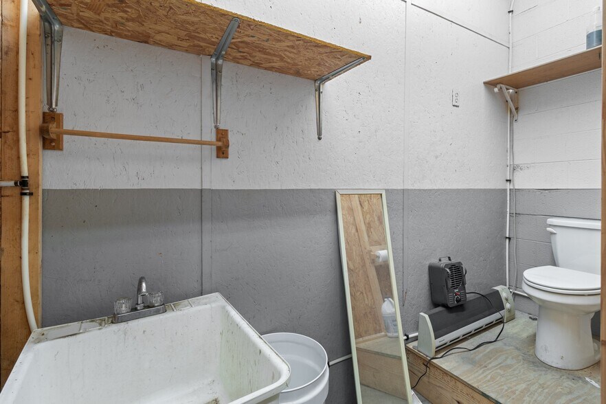 More Photos Of 704 N Central Ave, Locust Warehouse For Lease