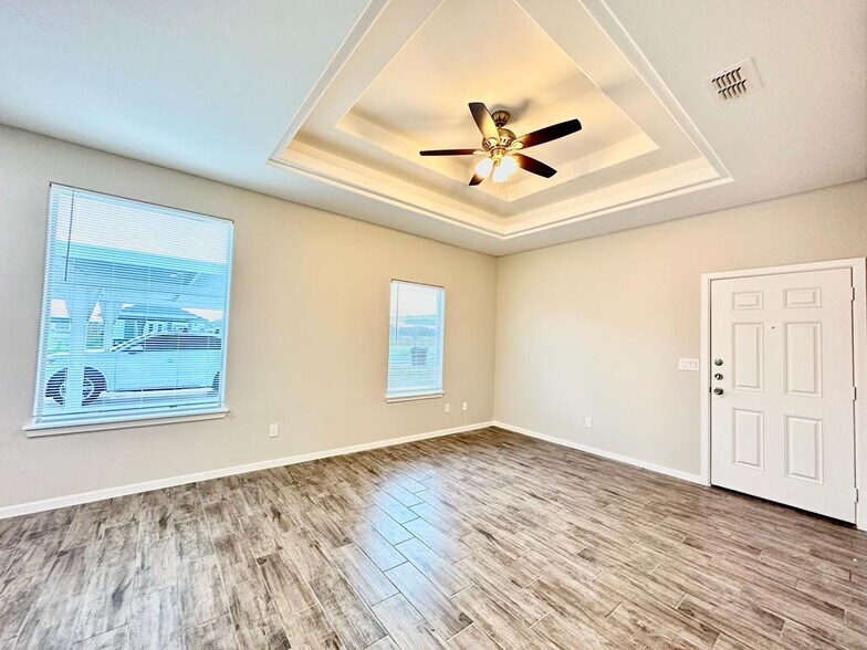 More Photos Of 1300 S Yankton St, Alton Apartments For Sale