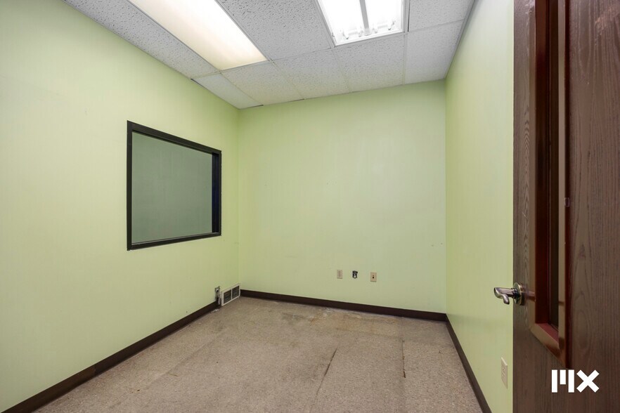 More Photos Of 21685 Northland Dr, Paris Distribution For Sale