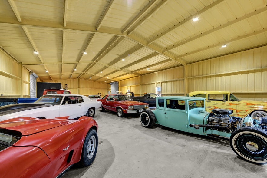 More Photos Of 5989 N FM 51, Weatherford Showroom For Sale