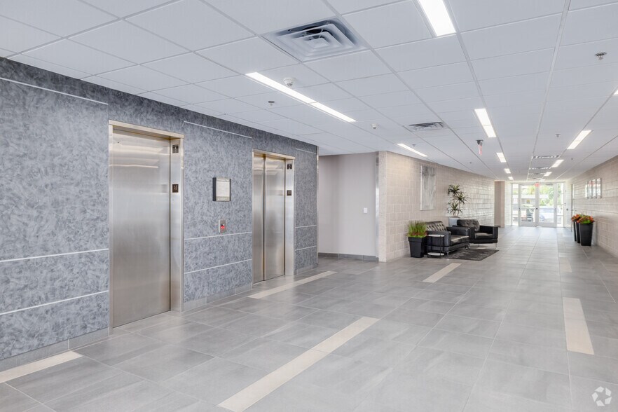 More Photos Of 690 N Cofco Center Ct, Phoenix Medical For Lease