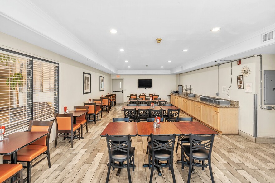 More Photos Of 828 Real Rd, Bakersfield Hotel For Sale