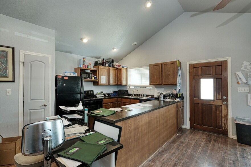 More Photos Of 11 Applegate Cir, Round Rock Distribution For Lease