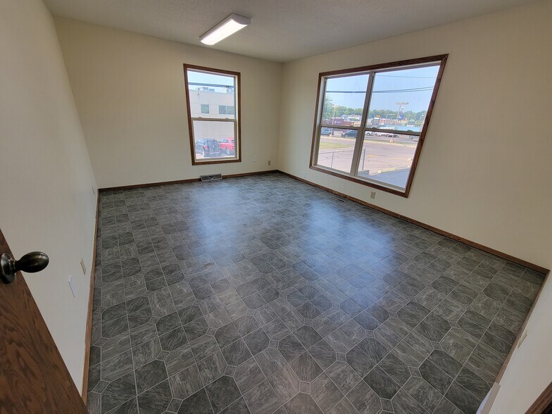 More Photos Of 405 W 34th St, Sioux Falls Office For Lease