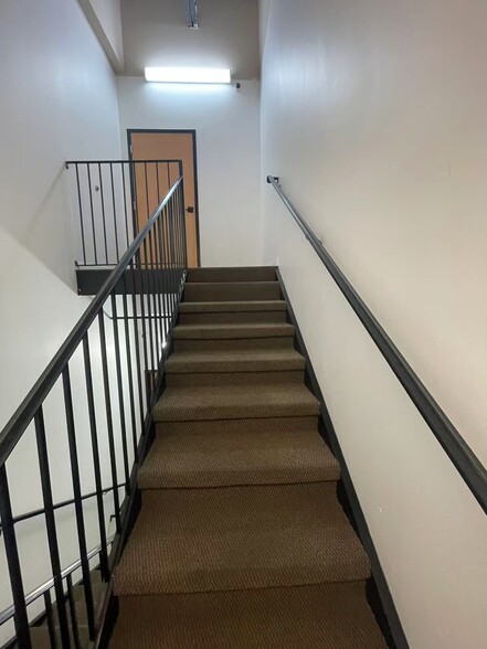 More Photos Of 7075 Kingspointe Pky, Orlando Showroom For Lease