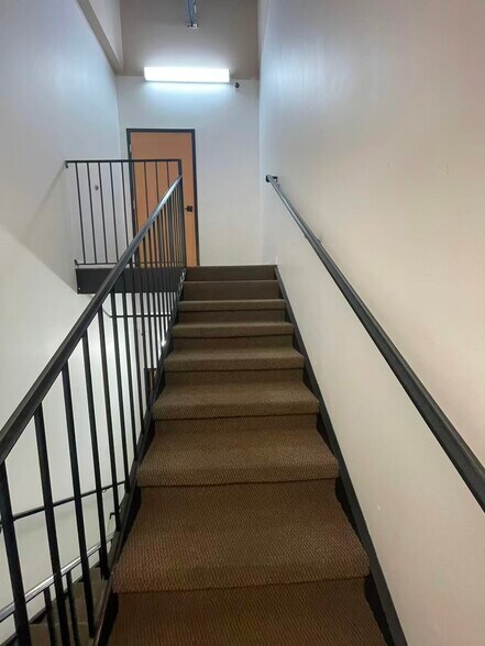 More Photos Of 7075 Kingspointe Pky, Orlando Showroom For Lease