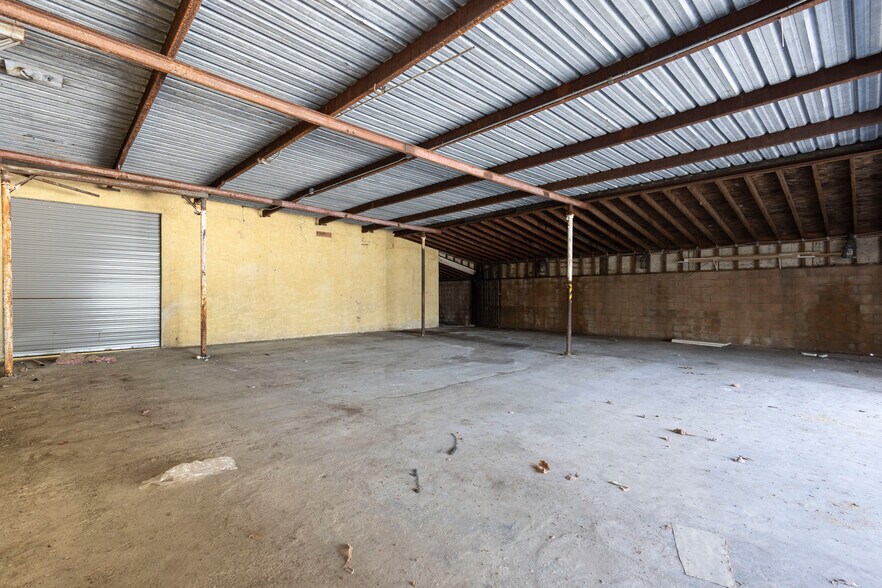 More Photos Of 2703 Southwest Dr, Los Angeles Warehouse For Lease