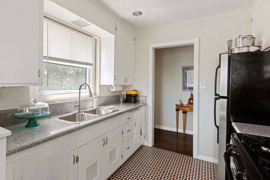 More Photos Of 1569 S Orange Grove Ave, Los Angeles Apartments For Sale