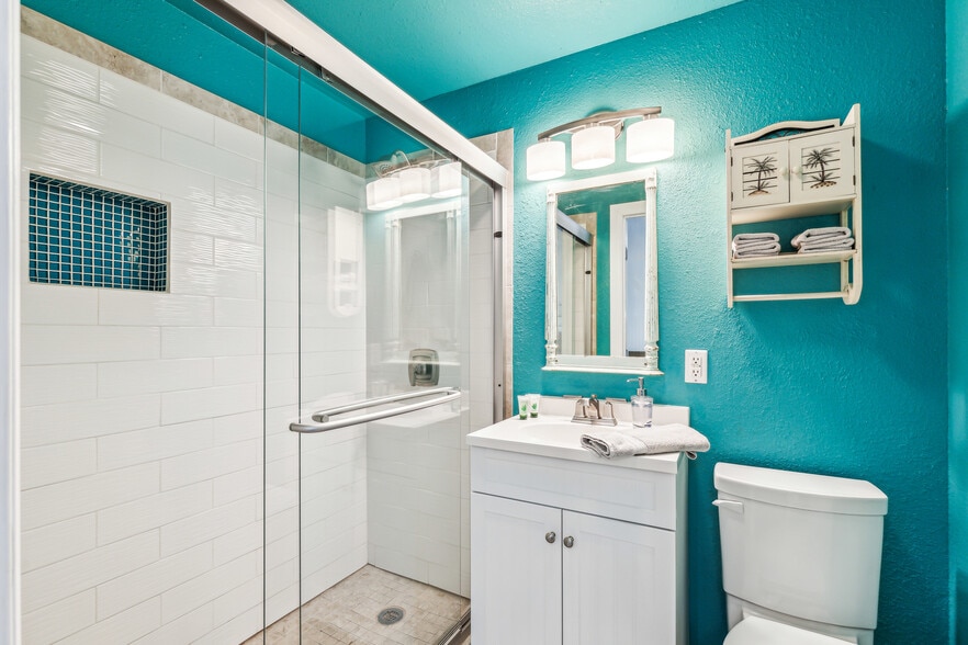 More Photos Of 512 N Travis St, Granbury Hospitality For Sale