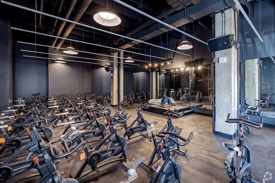 More Photos Of 555 Rue Chabanel O, Montréal Office For Sale