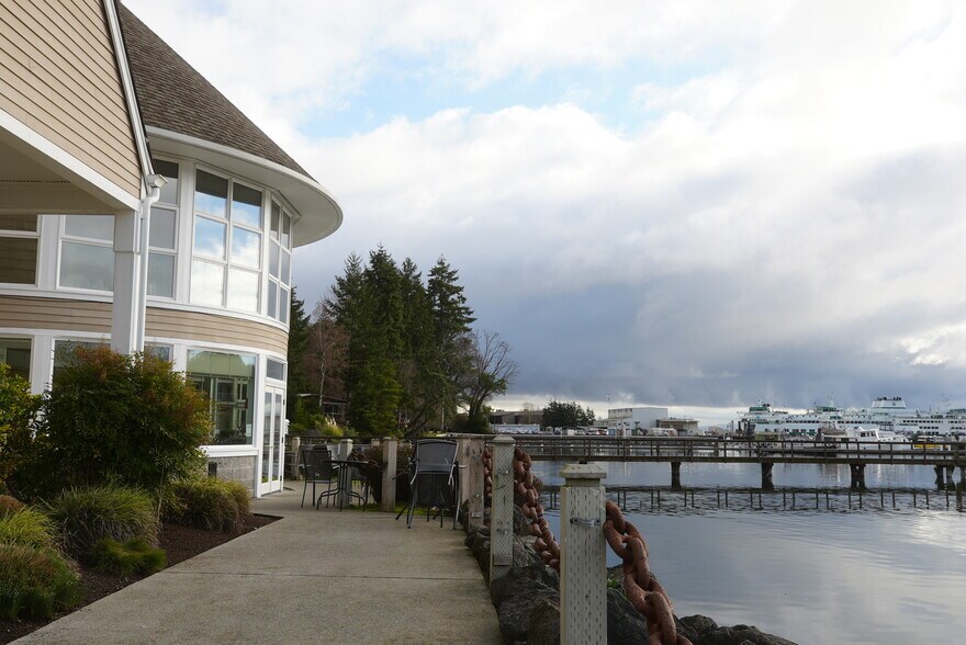 More Photos Of 330 Madison Ave S, Bainbridge Island Office For Lease