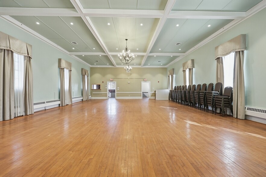 More Photos Of 43 Naubuc Ave, Glastonbury Flex For Sale