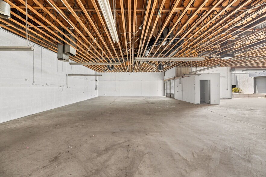 More Photos Of 800 S Vella Rd, Palm Springs Warehouse For Lease
