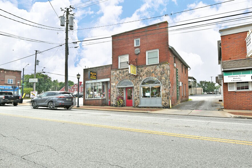 More Photos Of 12-14 N Main St, Hubbard Storefront Retail Residential For Sale