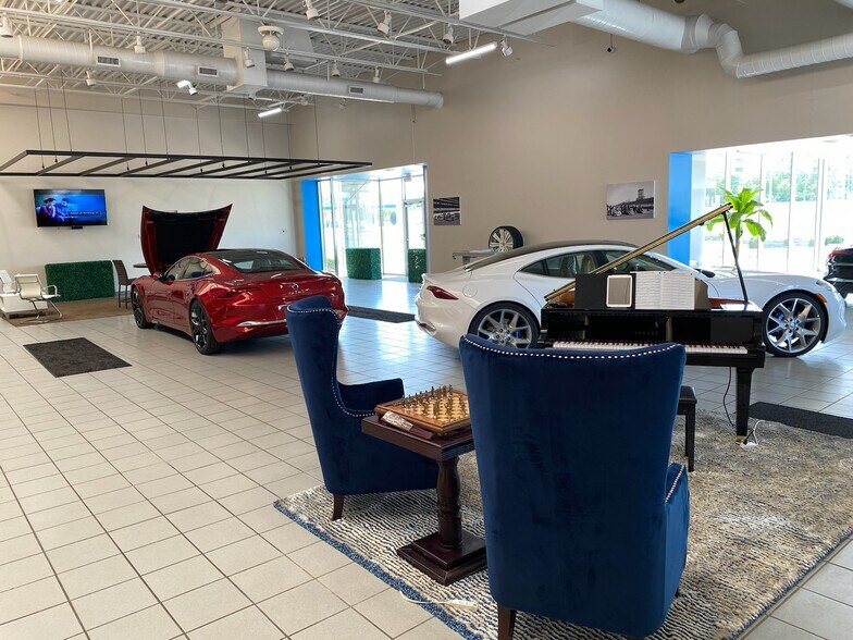 More Photos Of 5303 W Pike Plaza Rd, Indianapolis Auto Dealership For Lease