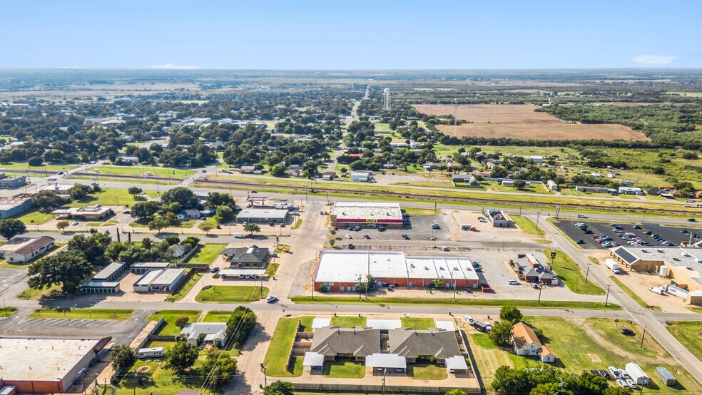 More Photos Of 400 W Park Ave, Iowa Park General Retail For Lease