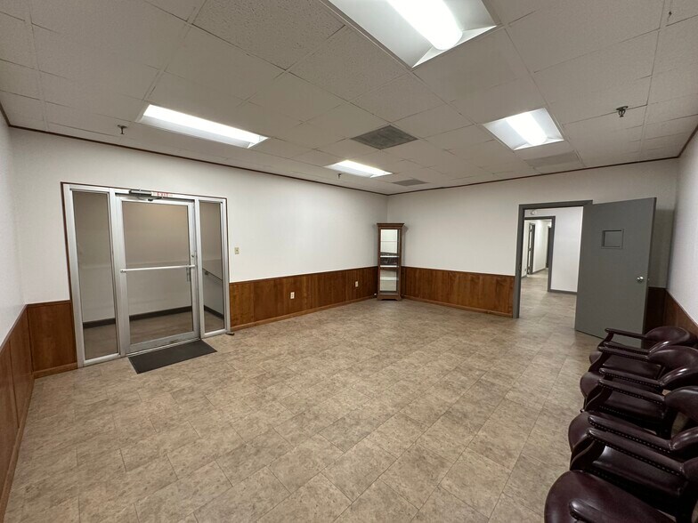 More Photos Of 425 N Gateway Ave, Rockwood Warehouse For Lease