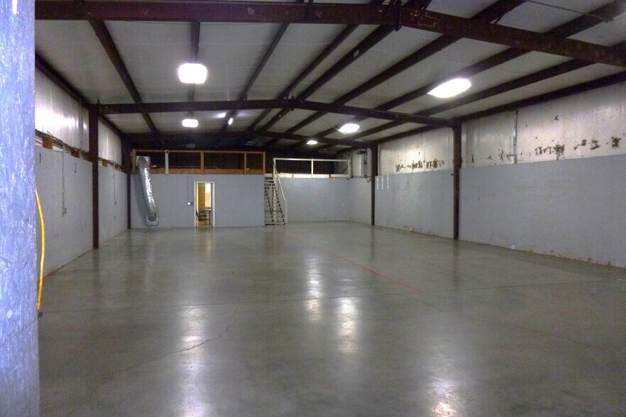 More Photos Of 115 Mary St, Johnson City Flex For Lease