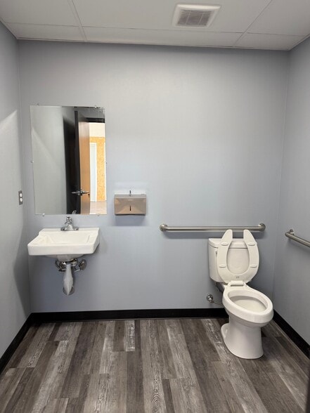 More Photos Of 501 SW Veterans Way, Redmond Industrial For Lease