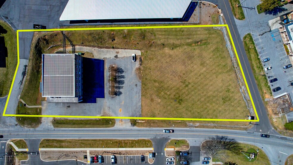 More Photos Of 135 Sugarloaf Rd, Hendersonville Freestanding For Sale