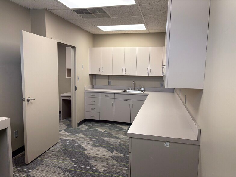 More Photos Of 201 W Broadway Blvd, Johnston City Office For Sale