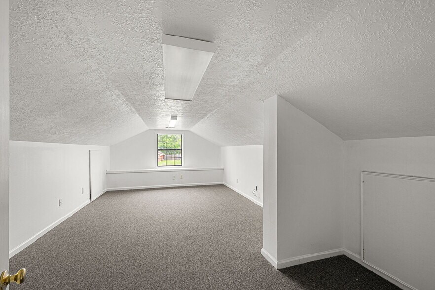 More Photos Of 1350 Avenue D, Katy Office For Sale