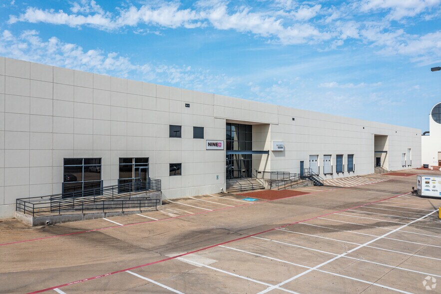 More Photos Of 350 E Royal Ln, Irving Light Manufacturing For Lease