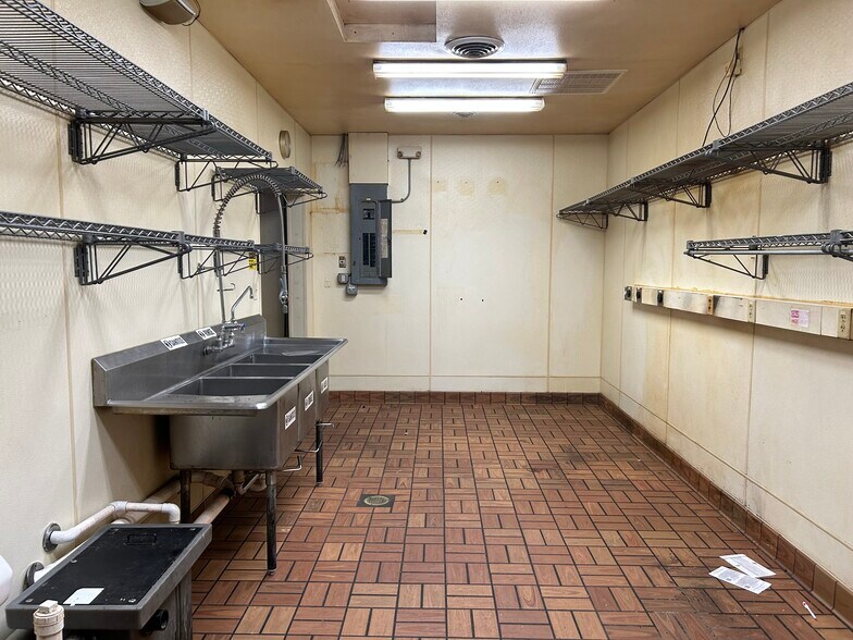 More Photos Of 1214 Franklin St, Waterloo General Retail For Sale