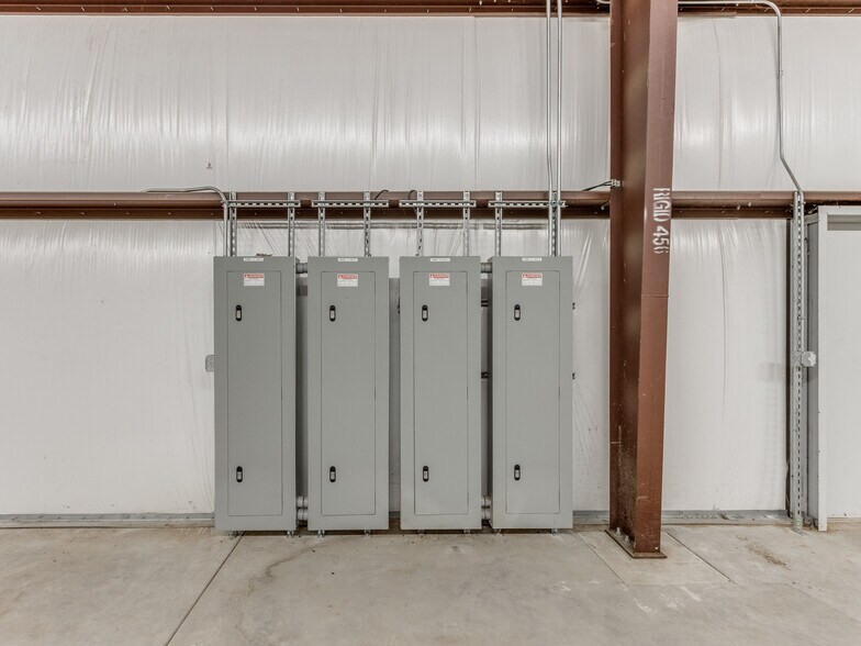 More Photos Of 18608 NE 23rd St, Harrah Light Distribution For Lease