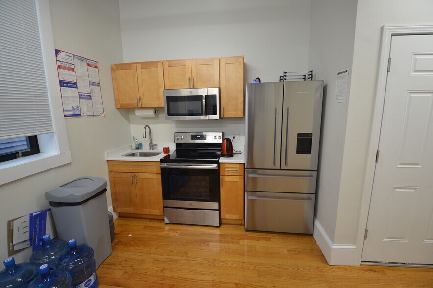 More Photos Of 100 Felton St, Waltham Light Distribution For Sale