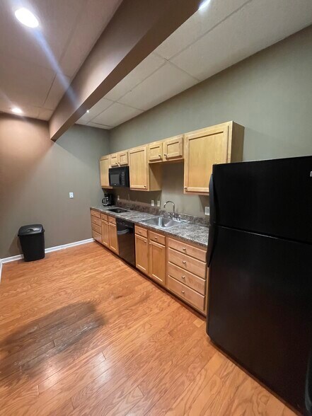 More Photos Of 27 Gary St, Carnegie Light Distribution For Lease