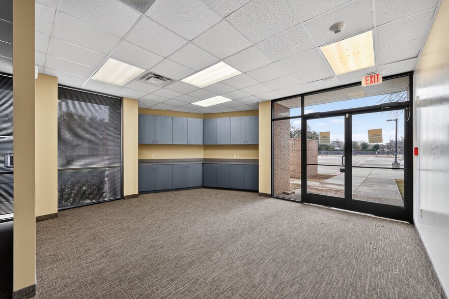 More Photos Of 9250 Amberton Pky, Dallas Flex For Lease