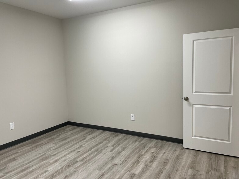 More Photos Of 247 River Park North Dr, Woodstock Medical For Sale