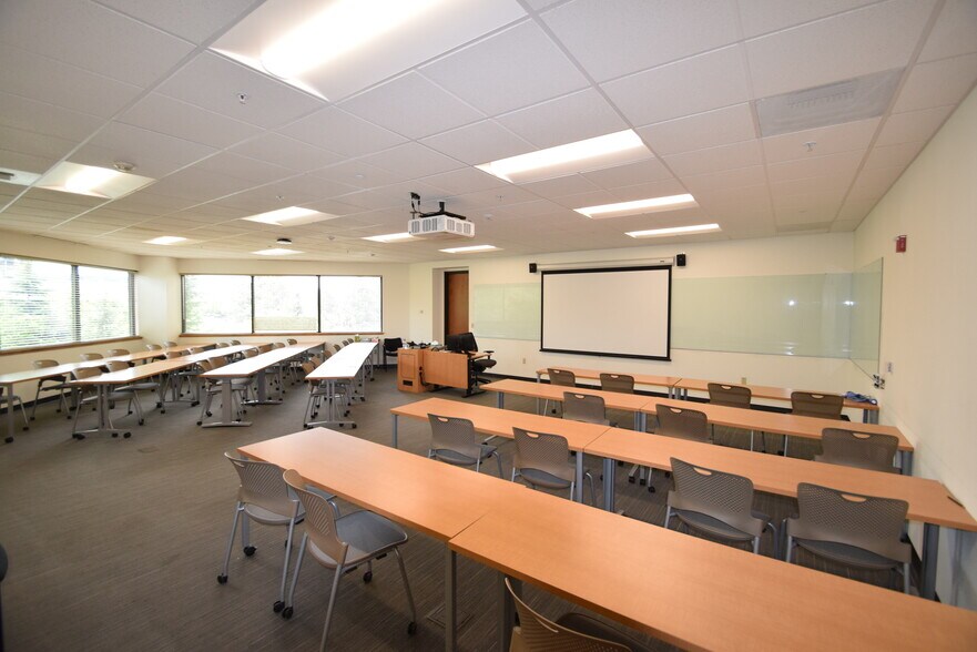 More Photos Of 650 SW Columbia St, Bend Medical For Sale