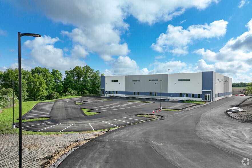 More Photos Of 233 Northpointe blvd, Freeport Light Manufacturing For Lease