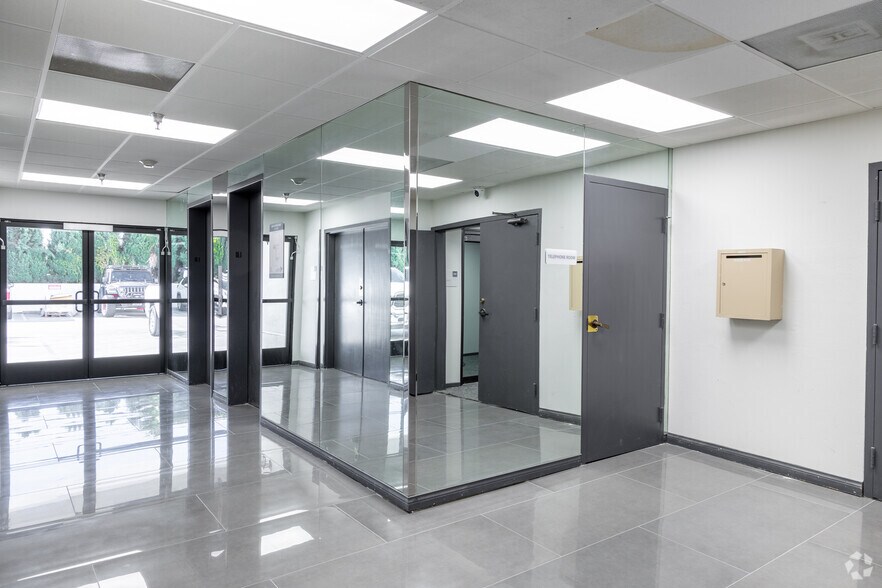 More Photos Of 600 W Broadway, Glendale Office For Lease