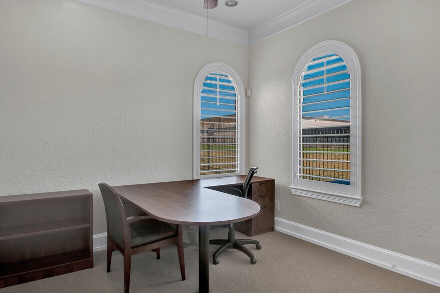 More Photos Of 12802 Willow Centre Dr, Houston Office For Sale