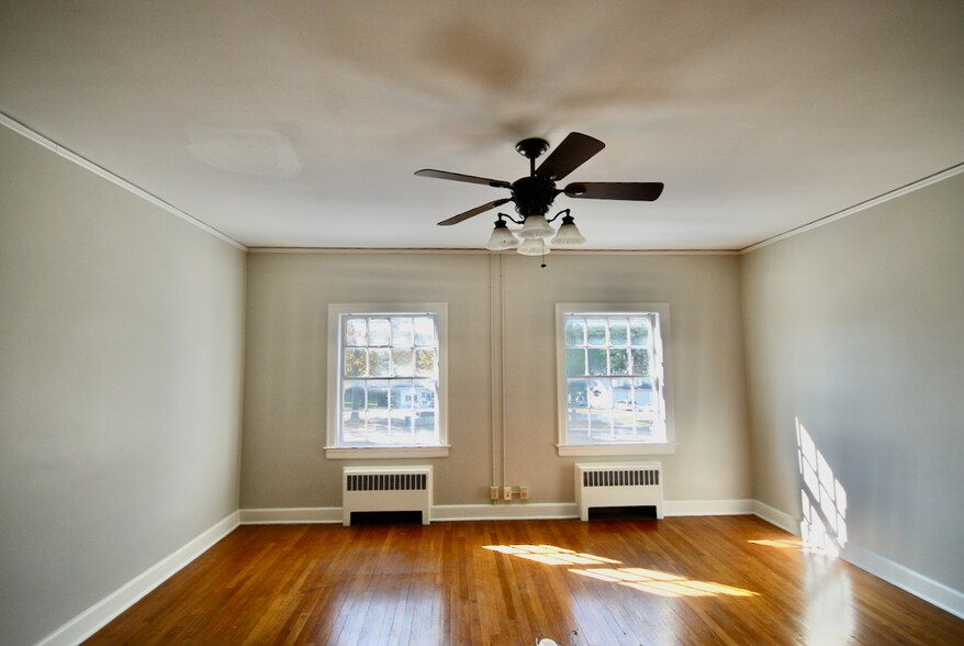 More Photos Of 1651 Hollywood Dr, Jackson Office For Sale