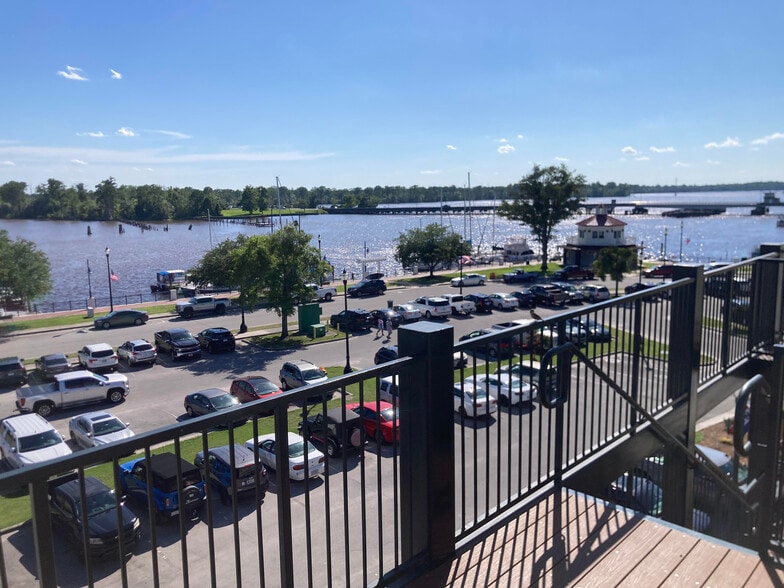 More Photos Of 215 W Main St, Washington Storefront Retail Office For Sale