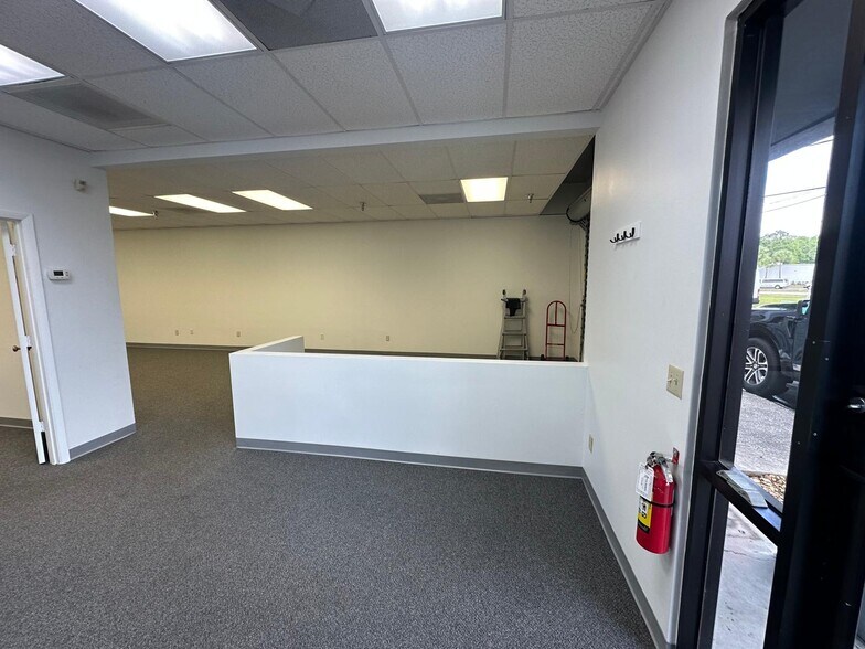 More Photos Of 14200-14280 Carlson Cir, Tampa Light Distribution For Lease
