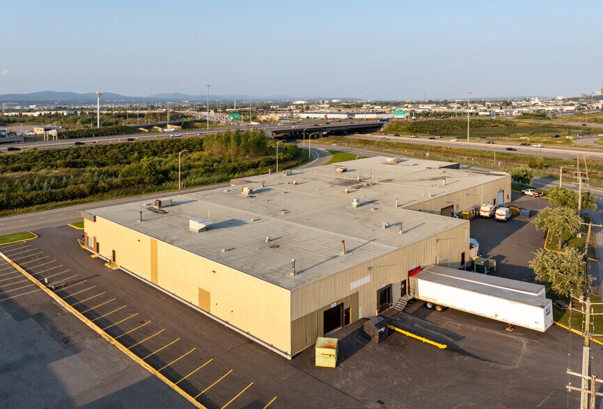 More Photos Of 2345-2349 Av Dalton, Québec Distribution For Lease