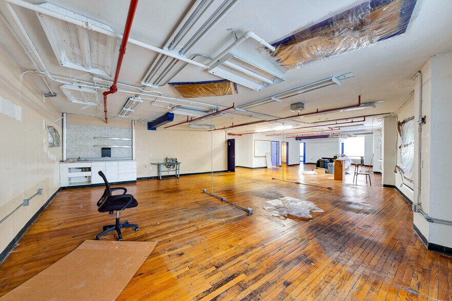 More Photos Of 1997-2013 Mcdonald Ave, Brooklyn Showroom For Lease