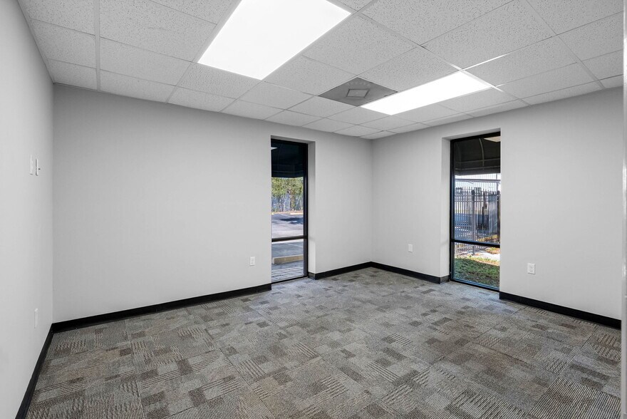 More Photos Of 4412 W Osborne Ave, Tampa Light Distribution For Lease