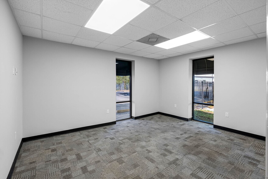 More Photos Of 4412 W Osborne Ave, Tampa Showroom For Sale