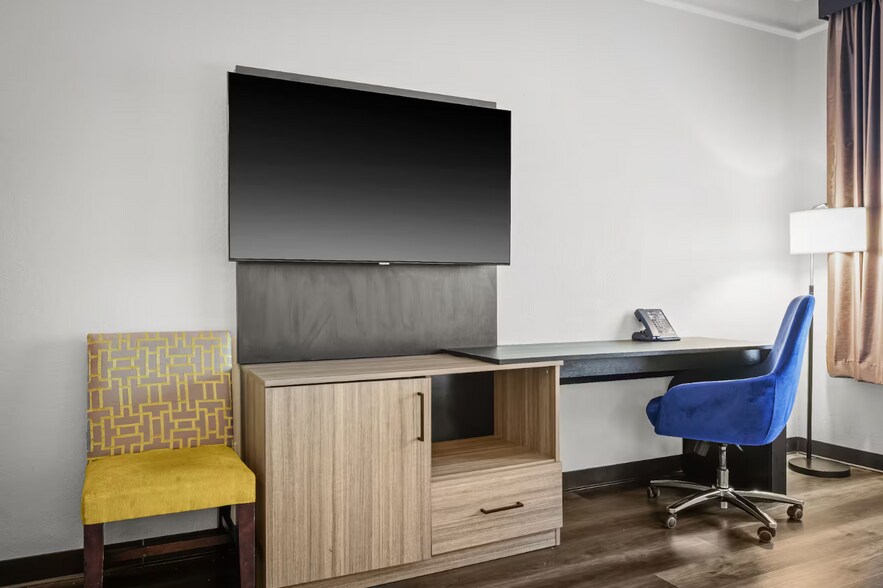 More Photos Of 8730 NW 27th St, Miami Hotel For Sale