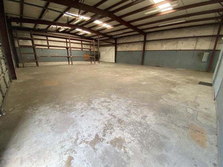 More Photos Of 7012 Belgold St, Houston Warehouse For Lease