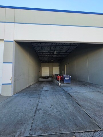 More Photos Of 2601 Beverly Dr, Aurora Light Manufacturing For Sale