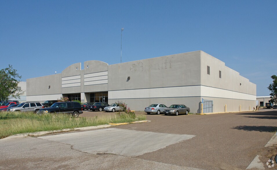 Primary Photo Of 8405-8407 El Gato Rd, Laredo Warehouse For Lease
