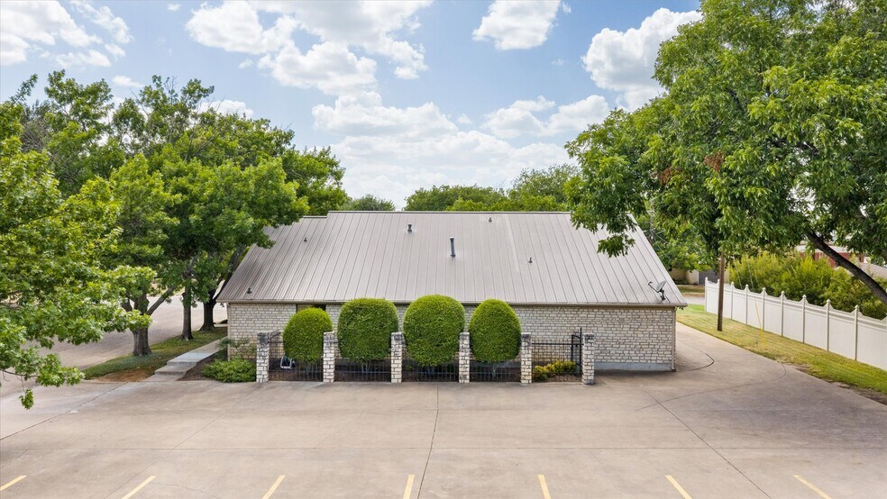 More Photos Of 310 W Bluff St, Granbury Office For Sale
